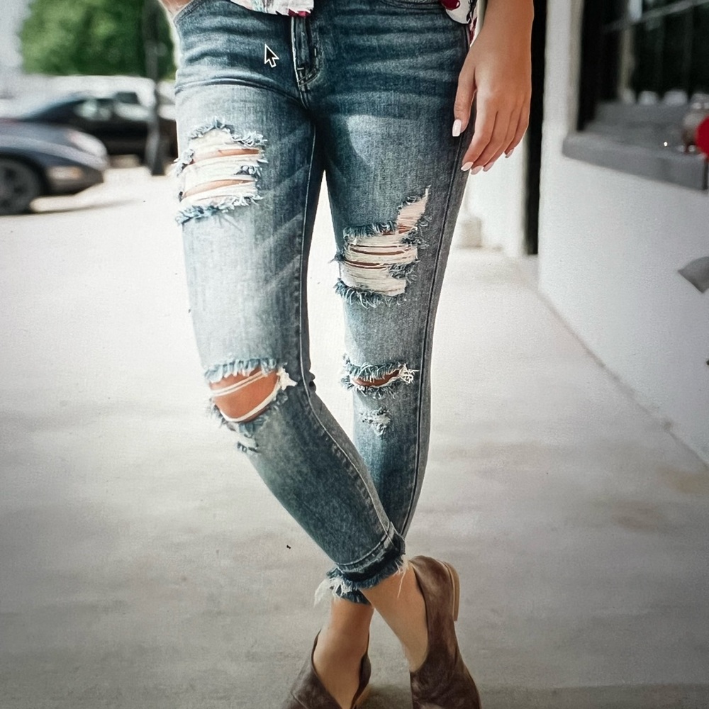 KanCan Signature. Mid-Rise Ankle Skinny Jean. Inseam 26. Waist 28.